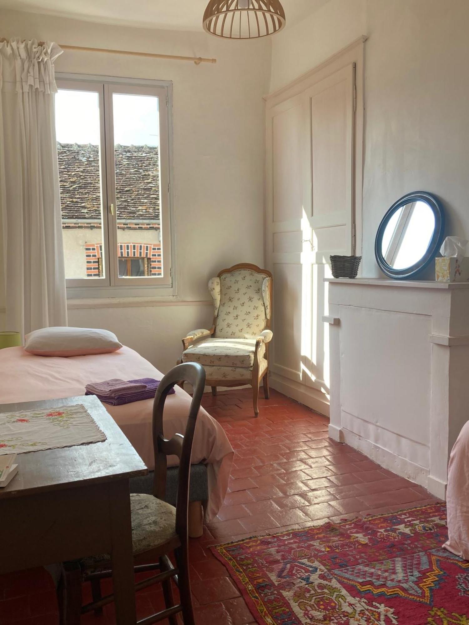 Sur Les Ailes Du Papillon-La Suite Saint-Sauveur-en-Puisaye Esterno foto